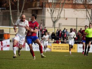 Ekaín Pelea un balón dividido. FOTO: SerMurcia
