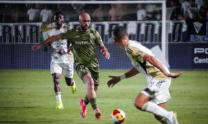 Ekaín controla un balón sobre el césped del Marbella Center FOTO: Real Murcia