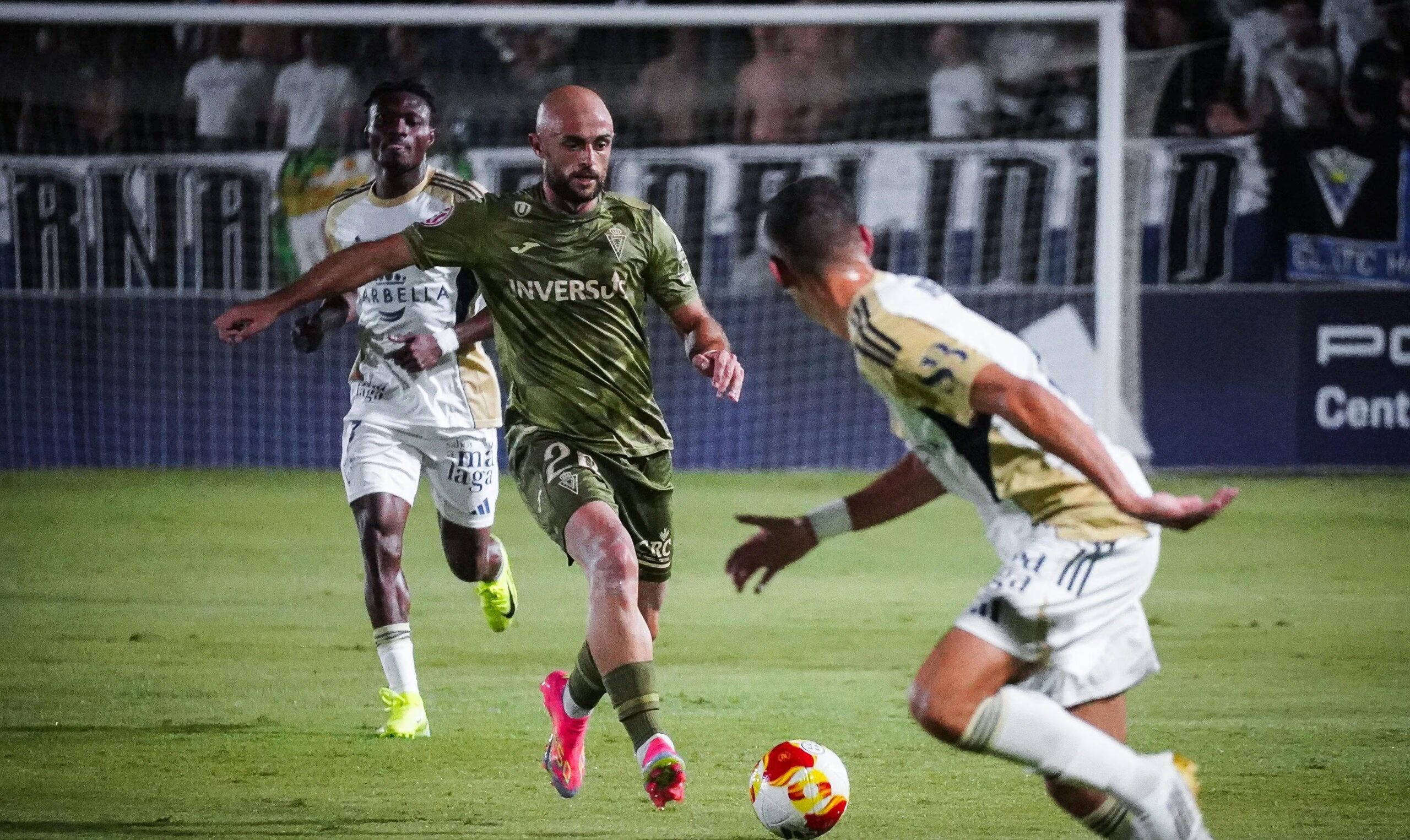 Ekaín controla un balón sobre el césped del Marbella Center FOTO: Real Murcia