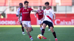 Joel Jorquera disputa el balón con Pablo Rivera. FOTO: Sevilla FC