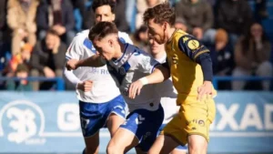 Alcorcón y Europa luchan por la posesión de balón. FOTO: AD Alcorcón