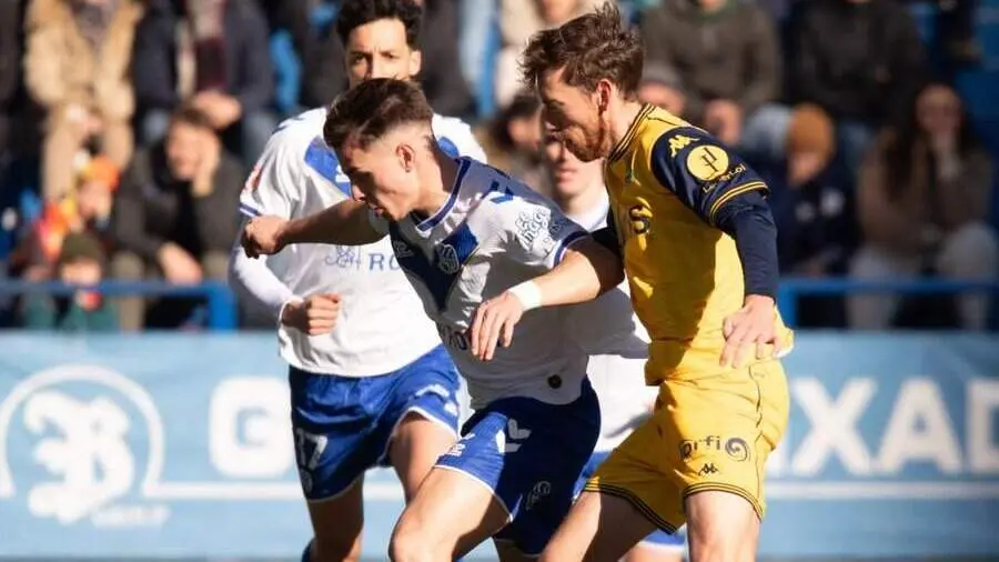 Alcorcón y Europa luchan por la posesión de balón. FOTO: AD Alcorcón