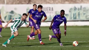 Ben Hamed roba la pelota y se dispone a contratacar FOTO: LOF
