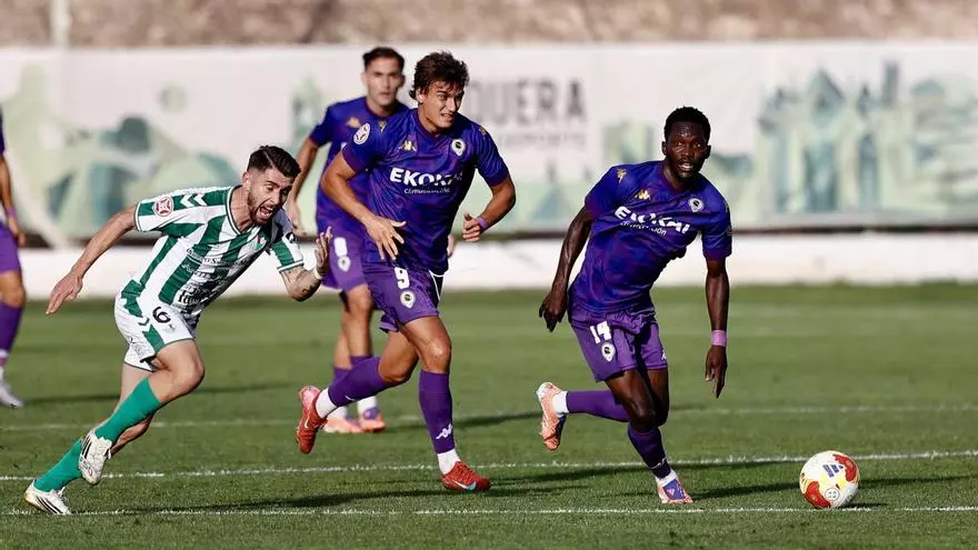 Ben Hamed roba la pelota y se dispone a contratacar FOTO: LOF