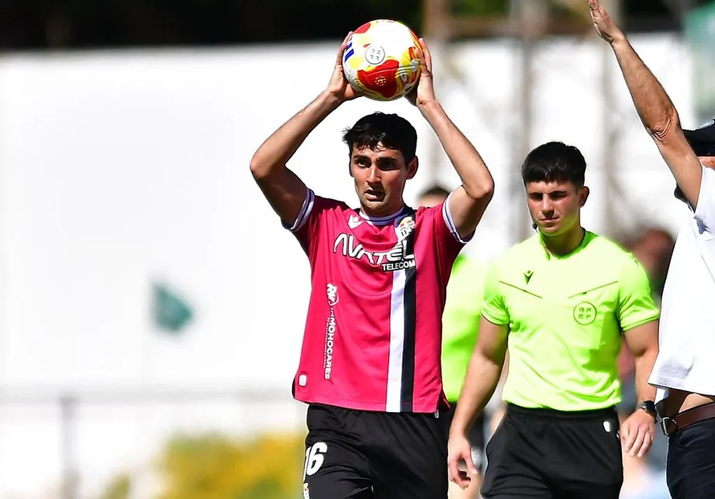 Ander Martín saca de banda. FOTO: F.C. Cartagena