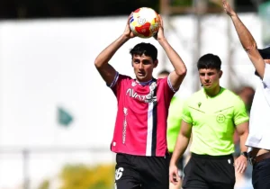 Ander Martín saca de banda. FOTO: F.C. Cartagena