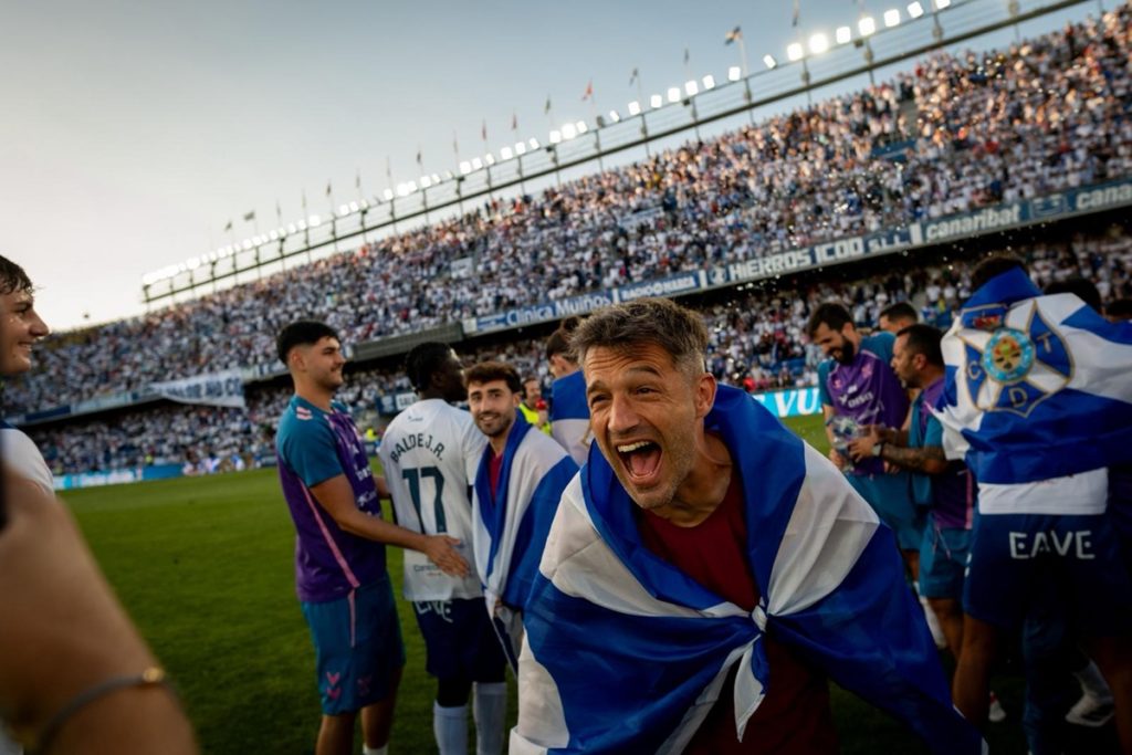 El Tenerife celebra con su afición la vuelta a Segunda. FOTO: Diario de Avisos