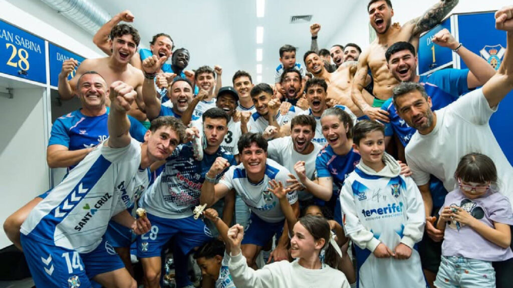 Foto de familia en el vestuario. FOTO: Diario MARCA