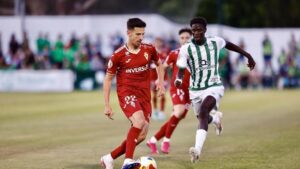 Joel Jorquera controla la pelota. FOTO: Diario La Opinión de Murcia