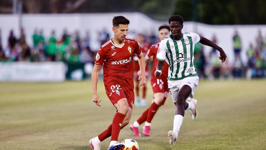 Joel Jorquera controla la pelota. FOTO: Diario La Opinión de Murcia